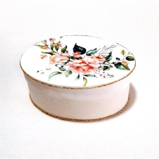  Rózsás fehér ovális dobozka, mérete: 8x6x3,5 cm dekorációs kellék