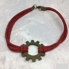 Steampunk stílusú karkötő fogaskerékkel, bordó bőrszálakon, kézműves termék karkötő