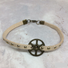 Steampunk stílusú karkötő fogaskerékkel, szegecses bőrszíjon, kézműves termék karkötő