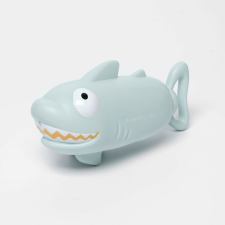SunnyLife vízspriccelő - Shark Pastel Blue strandjáték