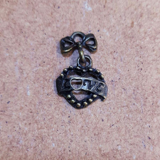  Sziv "Love" feliratú szalaggal. Mérete: 15x23 mm dekorációs kellék