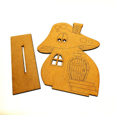  Talpas gombaházikó, MDF. Mérete: 13x18 cm. Talp mérete: 14,2x4,8 cm dekorációs kellék