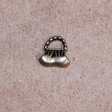  Táska fonott füllel. Mérete: 15x17 mm dekorációs kellék