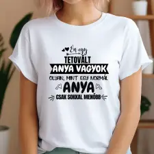 TeeInBlue Menő anya egyedi póló jellemzéssel Póló / fehér / XL ajándéktárgy