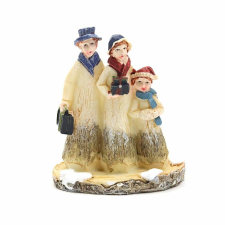 Téli falu figura - család. Mérete: 5,2x6,5 cm dekorációs kellék