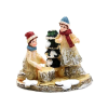  Téli falu figura - gyerekek fenyővel, farönkkel. Magassága kb. 5,5 cm