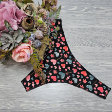 Turbó Varrat nélküli TANGA fekete SZÍVECSKE mintás M