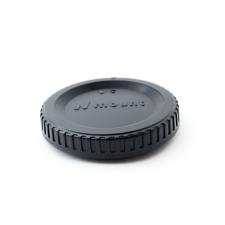 utángyártott Nikon D3100, D3200, D3300, D3400, D4, D4s készülékekhez fényképezőgép lencsesapka (Fekete) - Utángyártott lencsevédő sapka