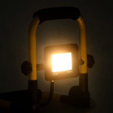 vidaXL LED-es reflektor fogantyúval 10 W (149633) világítás