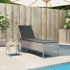 vidaXL Világosszürke polyrattan napozóágy asztallal és párnával kerti bútor